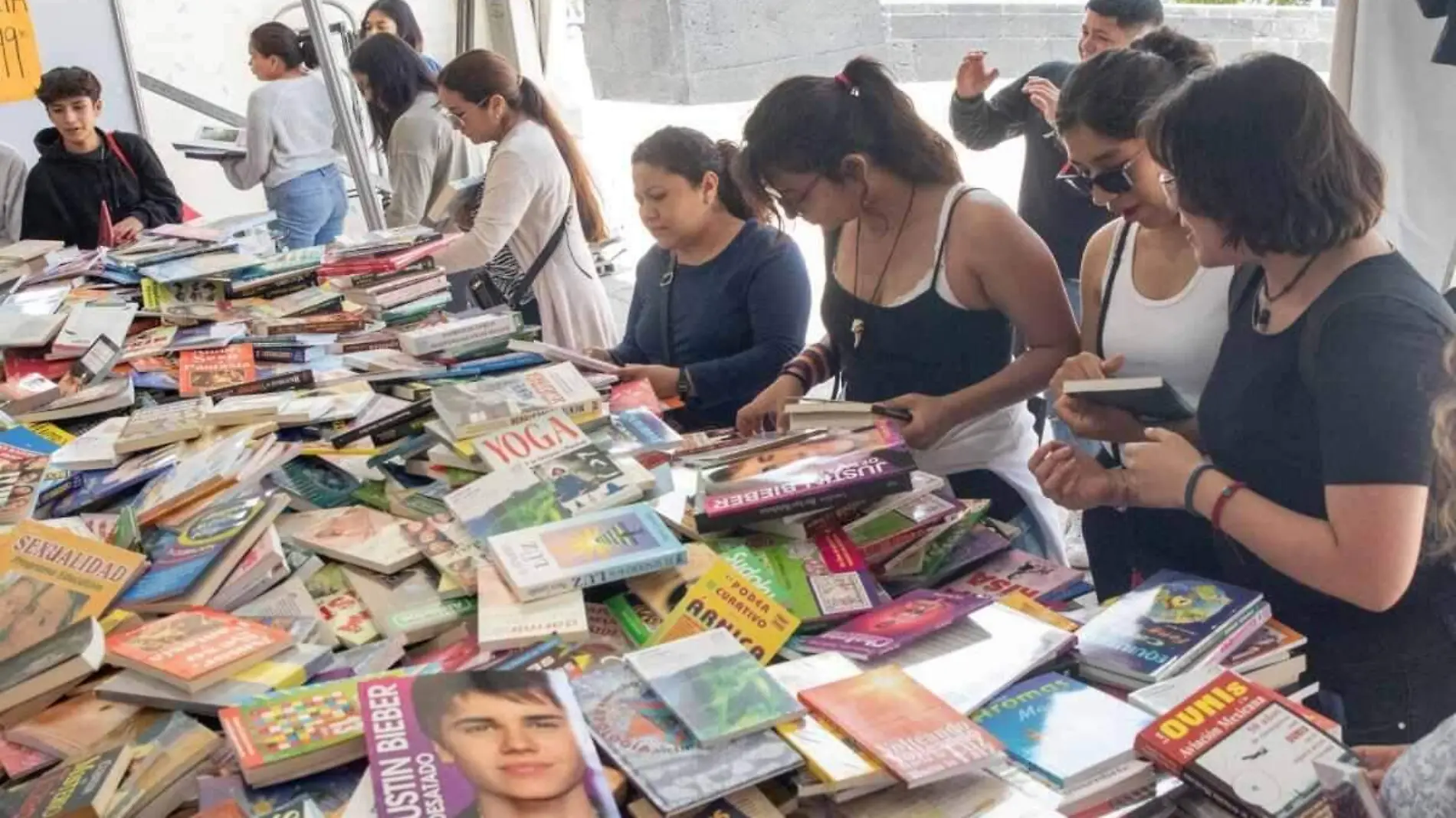 Remate de Libros y Películas en el Monumento a la Revolución